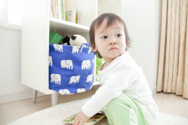 Bebek oyuncakla oynamak