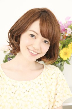 Çiçekli güzel Asyalı kadın çiçekçi.