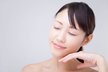 Mükemmel ciltli güzel bir Asyalı kadın. Yaklaş. Yüz bakımı ve kozmetoloji, güzellik ve kaplıca konsepti, kadın güzelliği