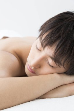 Genç Adam Beyaz Yatakta Uyuyor