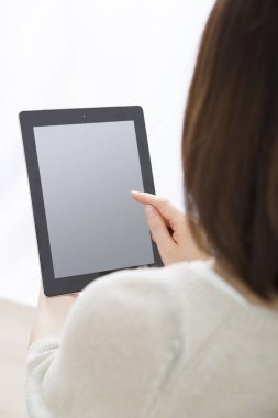 Tablet bilgisayar tutan kadın