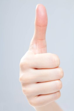 Beyaz arka planda el hareketi yapan kadınların yakın çekimi. 