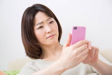 Cep telefonu kullanan genç kadın.