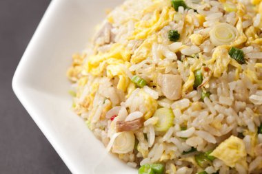 Sebzeli ve etli bir kase pirinç.