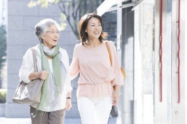 Kaldırımda yürüyen iki kadın. 