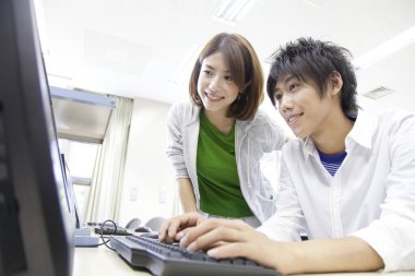 Sınıfta bilgisayar kullanan birkaç Japon öğrenci.