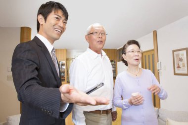 Emlakçı gösteren çift evine