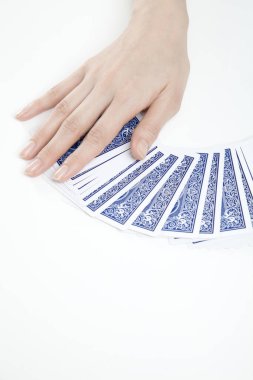 Kart oynayan kadın eli, görüntüyü kapat