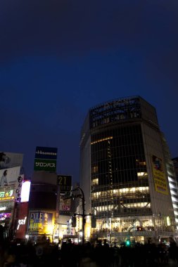 Tokyo, Japonya 'nın Shibuya bölgesinde. Shibuya Geçidi dünyadaki en yoğun yaya geçitlerinden biridir.