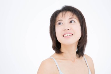 Yukarı bakan güzel bir Asyalı kadının portresi