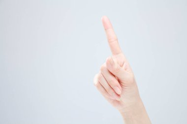 Beyaz arka planda el hareketi yapan kadınların yakın çekimi. 