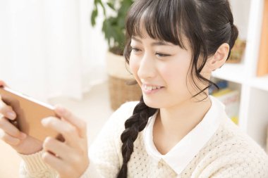 Akıllı telefonuna bakan bir kadın.