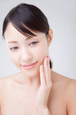 Temiz tenli güzel bir kadının portresi. güzellik tedavi konsepti, kozmetoloji ve spa 