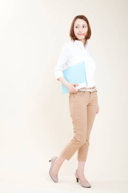 İzole edilmiş arkaplanda klasörü olan iş kadını 