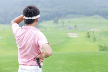 Sahadaki genç Japon golfçünün portresi