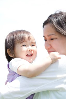 Mutlu Japon anne ve çocuğu güneşli bir günde birlikte vakit geçiriyorlar.