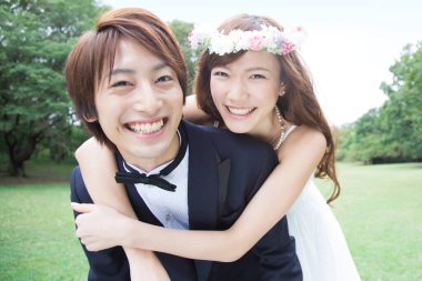 Genç ve güzel Asyalı gelin ve damat