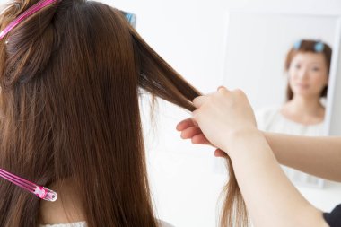 Güzellik salonunda kadın saçı kesen kuaför.