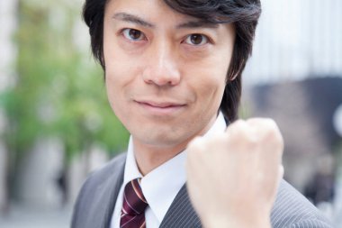 Takım elbiseli, kravatlı bir iş adamı.