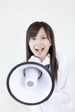 Megafonlu Asyalı kız gride izole edilmiş.