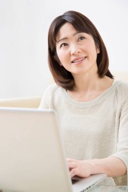 dizüstü bilgisayar kullanan Asyalı kadın