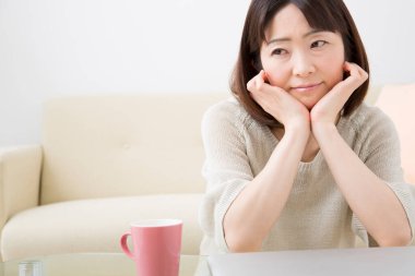 Masada çay içen bir kadın