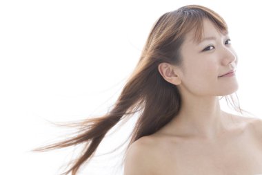 beyaz zemin üzerinde uzun saçlı kadın