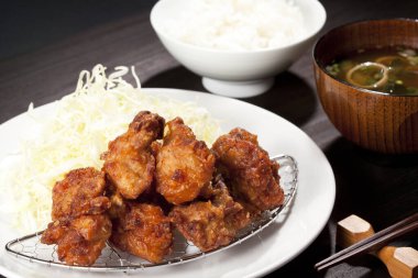 Tavuklu pilav ve sebze masada servis edilir.