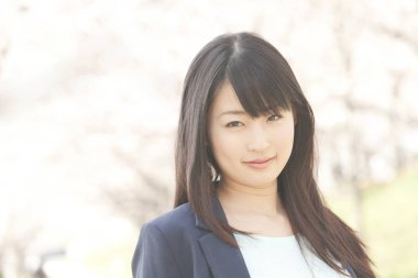 Parktaki genç Asyalı kadın.