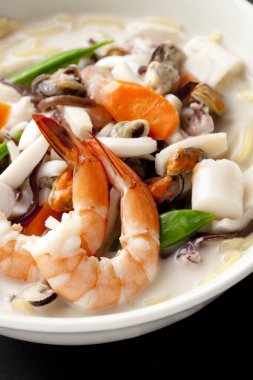 Tayland baharatlı karides çorbası.