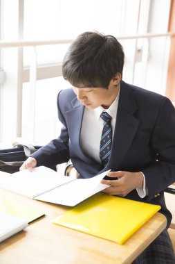 Genç Japon çocuk okulda okuyor.