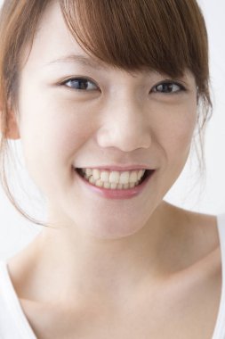 gülümseyen genç Asyalı kadın