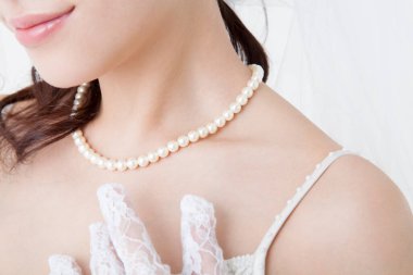 Kolyeli genç bir kadın.