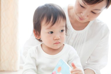 Asyalı anne ve bebek okuma kitabı