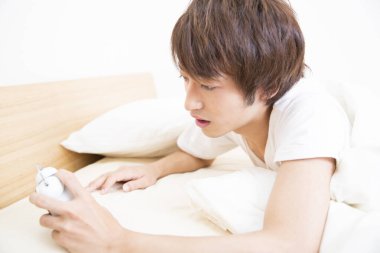 Sabahları saati kullanan adam.