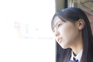 Trendeki genç Asyalı kadın.