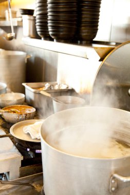 Mutfak sobasında buharlı tencere.