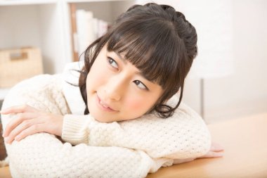 evde rahatlatıcı genç bir kadın portresi