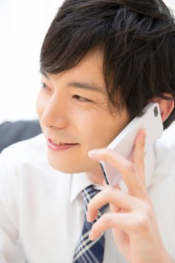 genç adam akıllı telefonda konuşurken