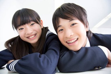 Sınıfta gülümseyen Asyalı çocukların portresini kapat. 