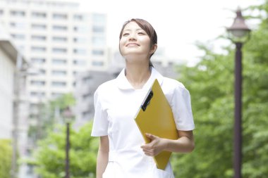 Asyalı genç bir üniversite öğrencisi. 