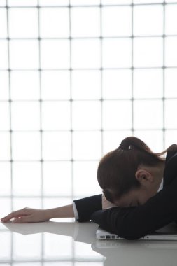 İş yerinde uyuyan genç ve güzel Japon iş kadınının portresi