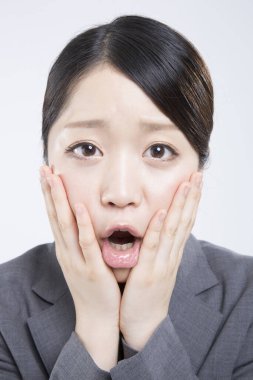 Şaşırmış iş kadını. Şok olmuş görünüyor.