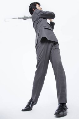 Beyaz takım elbiseli Japon işadamının portresi.