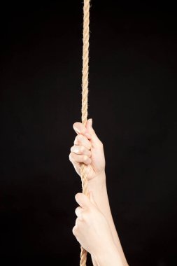 El siyah arka planda bir halat çekiyor 