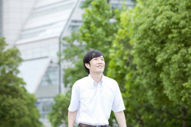 Parkta beyaz gömlekli genç adam