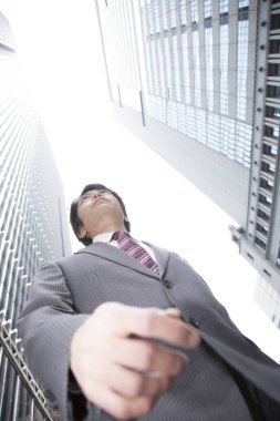 Yetişkin Japon iş adamının şehir sokaklarındaki portresi