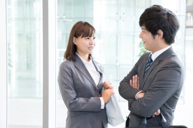 Genç Asyalı iş adamları iş başında