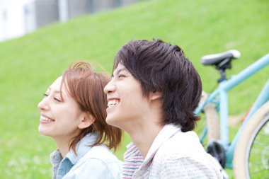 Parktaki mutlu Asyalı çift