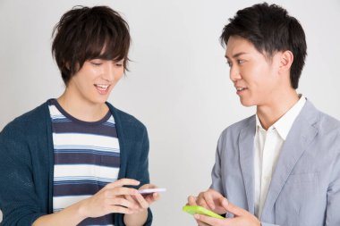 Cep telefonu kullanan genç işadamları